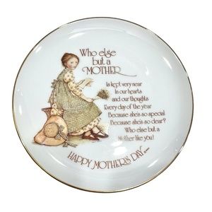 HOLLY HOBBIE 1976 "WHO ELSE BUT A MOTHER" MOTHER'S DAY 8" PLATE WITH GOLD TRIM